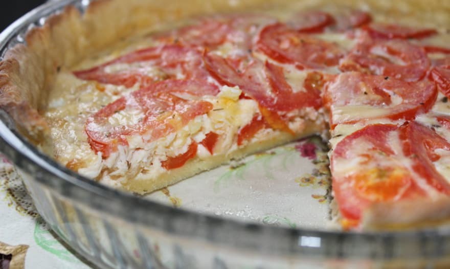 Деревенский пирог из картофельного теста с мясом и овощами
