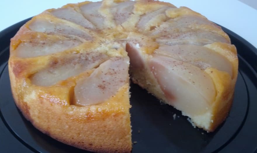 Пирог-перевертыш с грушами и орехами