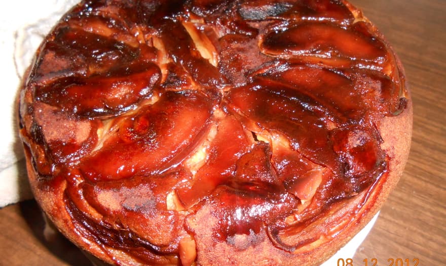 Пирог  с имбирем, корицей и яблоками