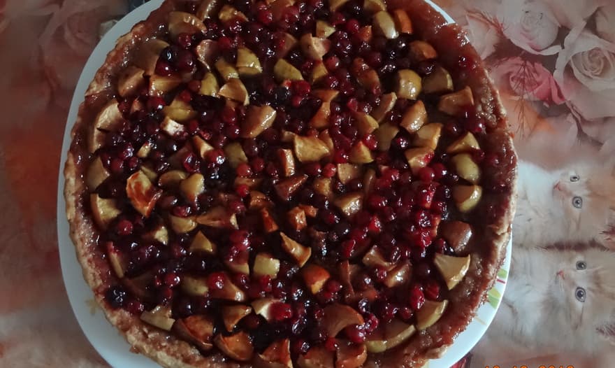 Открытый пай с карамельными яблочками и клюквой
