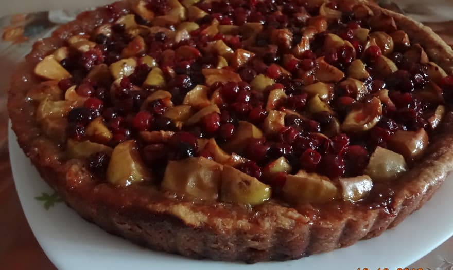 Открытый пай с карамельными яблочками и клюквой