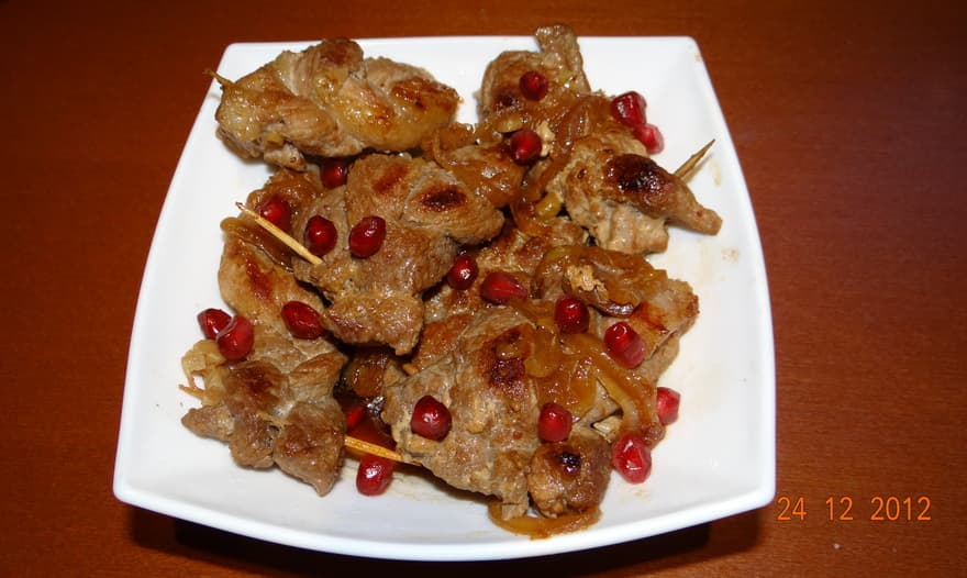 Мясные косички с гранатовыми зернами