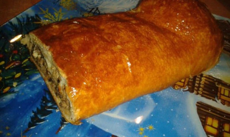 Праздничный конверт из слоеного теста с мясом 
