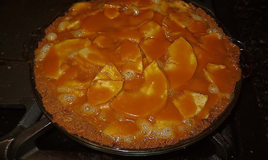 Яблочный тарт с карамельным кремом