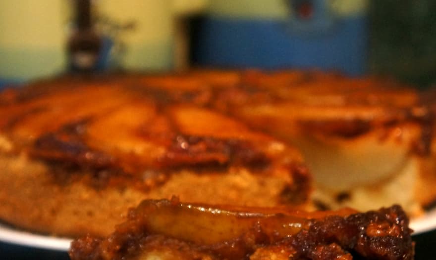 Пирог-перевертыш с грушами и орехами