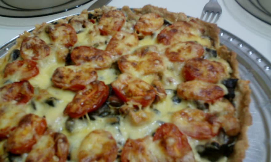 Киш с копченой курицей и грибами