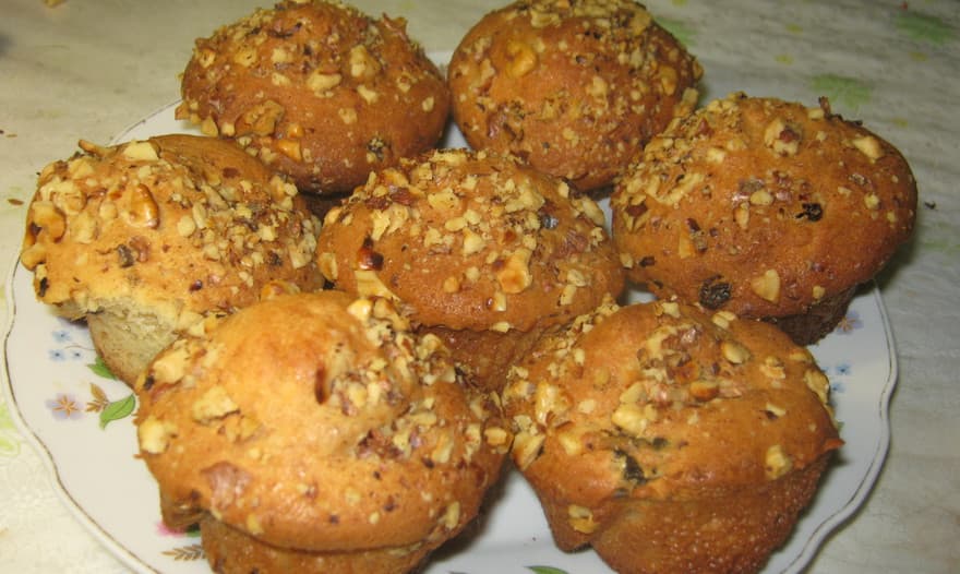 Творожные маффины с изюмом и грецким орехом