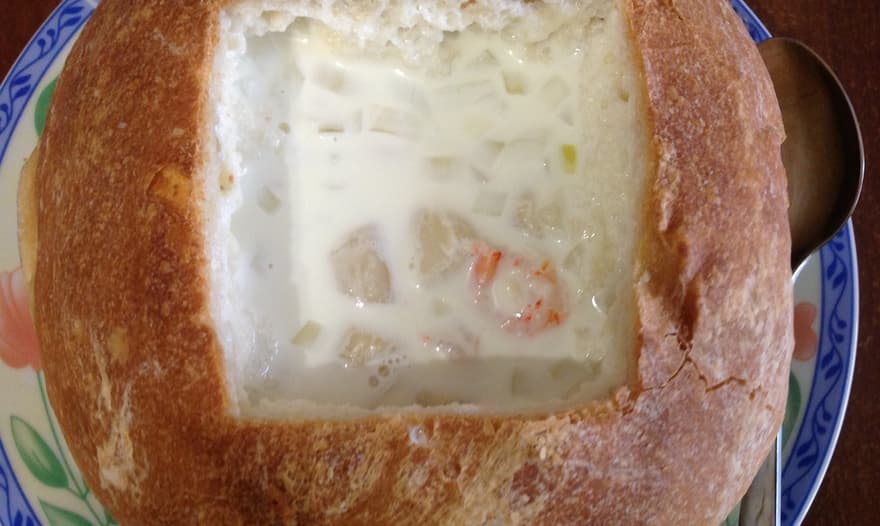 Крем-суп из морепродуктов в хлебе