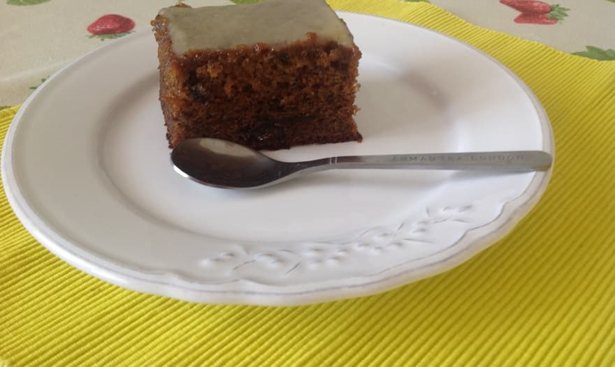 Пирог с черносливом и карамелью