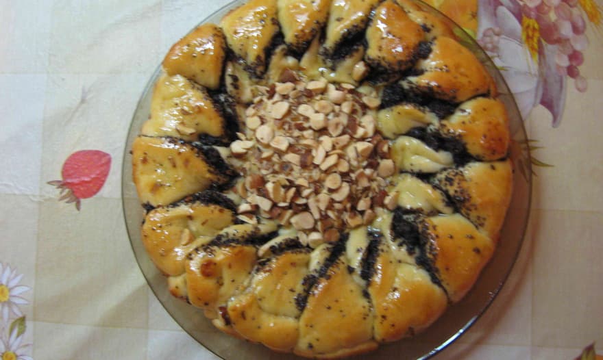 Дрожжевой пирог с шоколадной пастой, маком и орехами