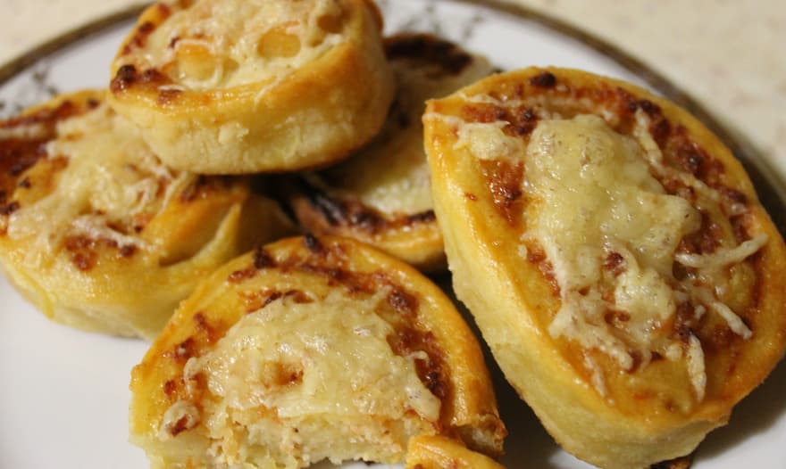 Мягкие картофельные плюшки с мясной прослоечкой