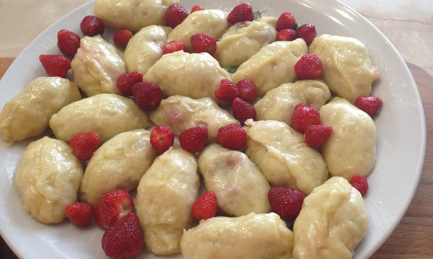 Паровые вареники с вишней и клубникой.