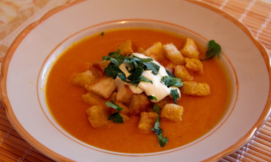 Морковный суп-пюре с гренками и кинзой