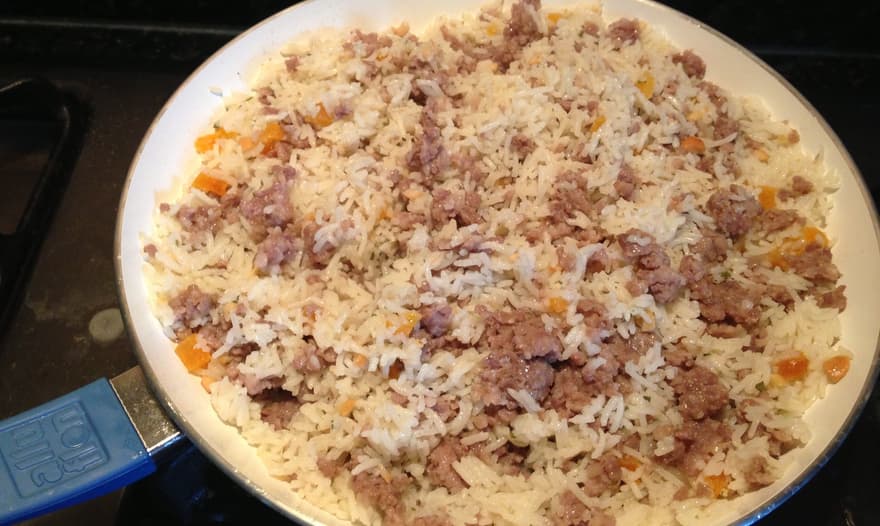 Салат из риса с колбасками, курагой и кешью 