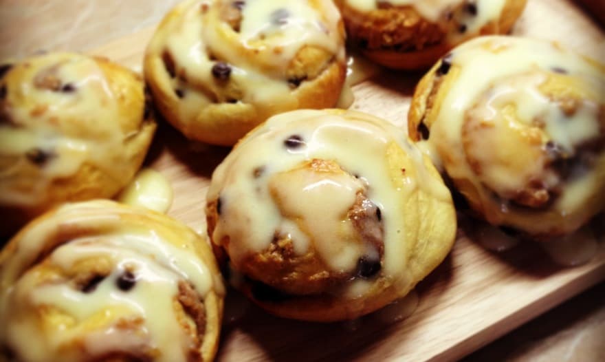 Рулетики с корицей и изюмом