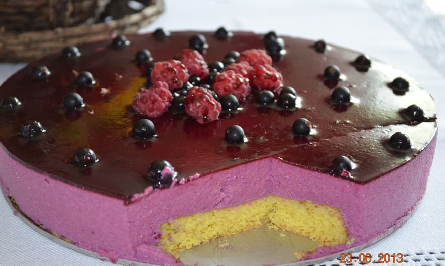 Торт с  муссом из черной смородины (Black Currant Cake)