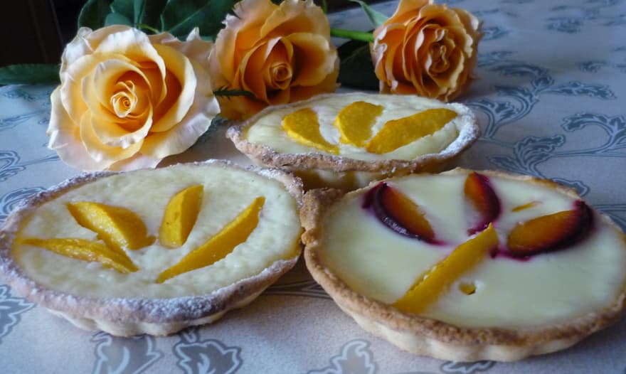Корзиночки с персиками, грушами и сырным кремом