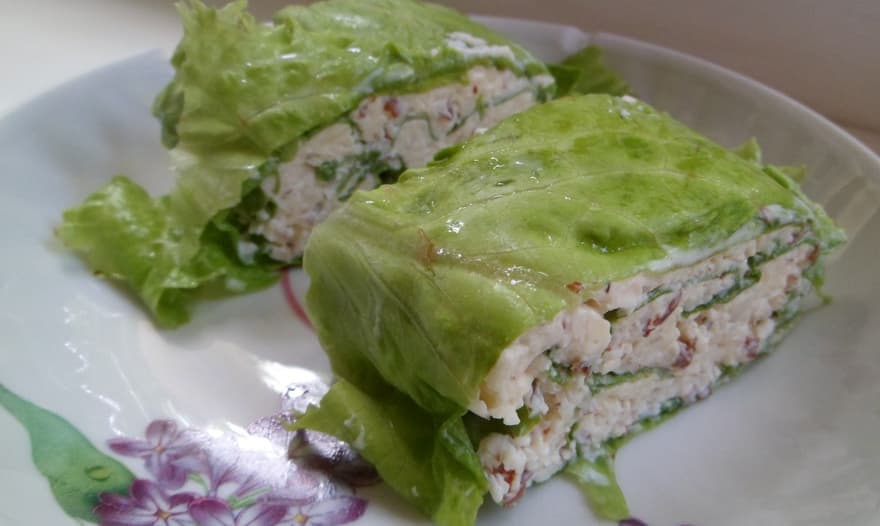 Легкий закусочный рулет из салатных листьев