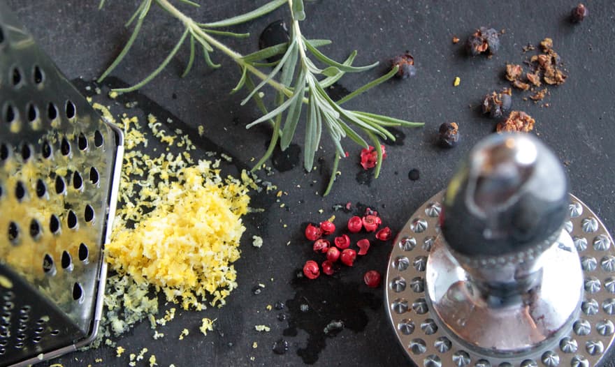 Форель, запеченная с розмарином, цедрой и можжевельником