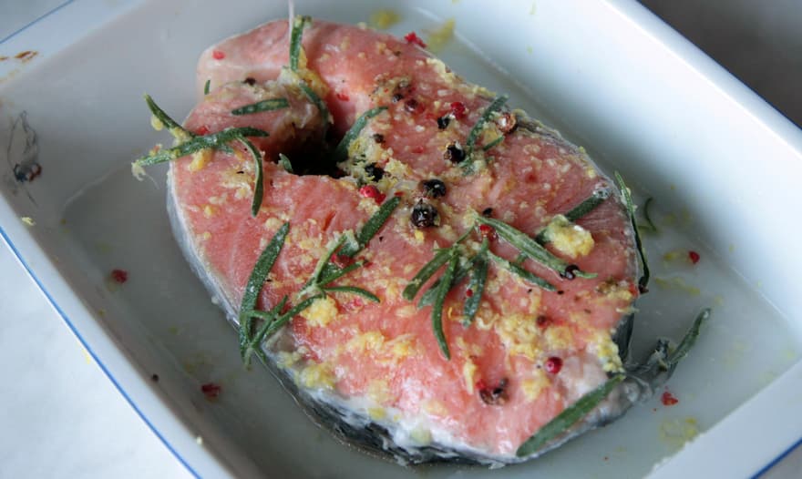 Форель, запеченная с розмарином, цедрой и можжевельником
