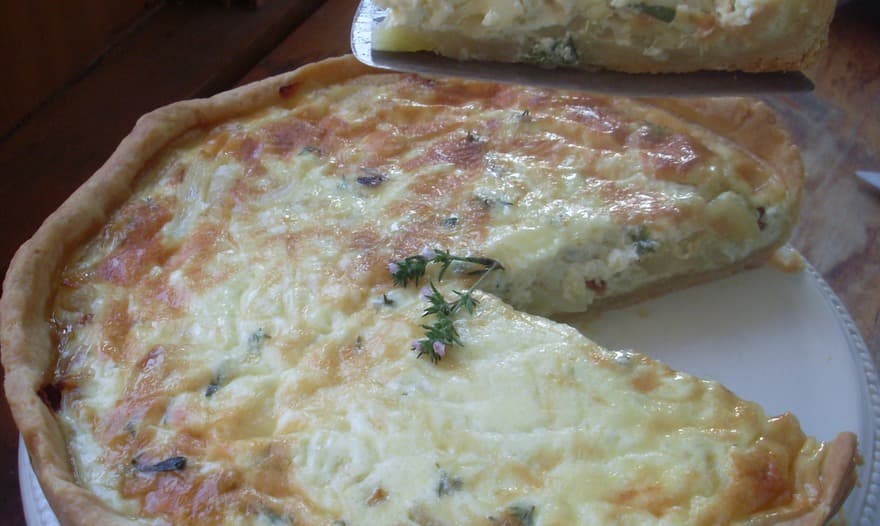 Луковый тарт с грюйером и тимьяном