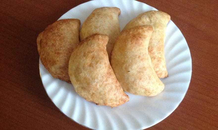 Яблочные пирожки из сырного теста