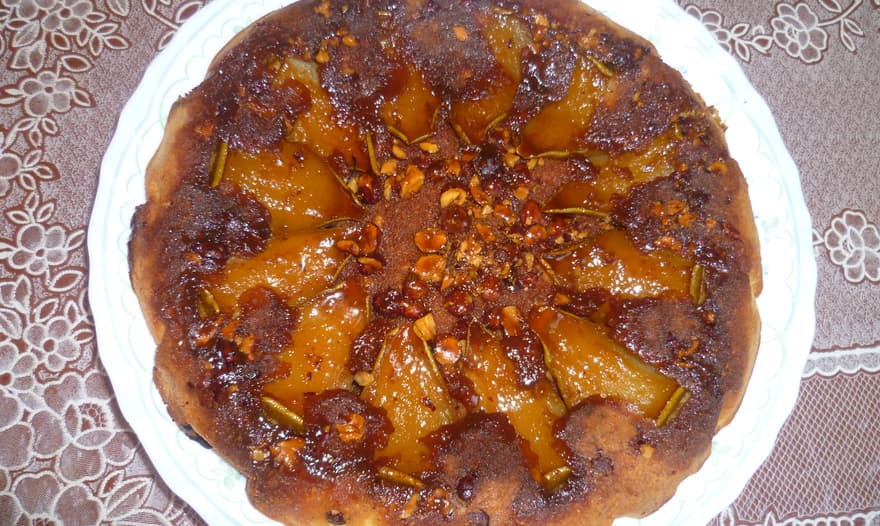 Пирог-перевертыш с грушами и орехами