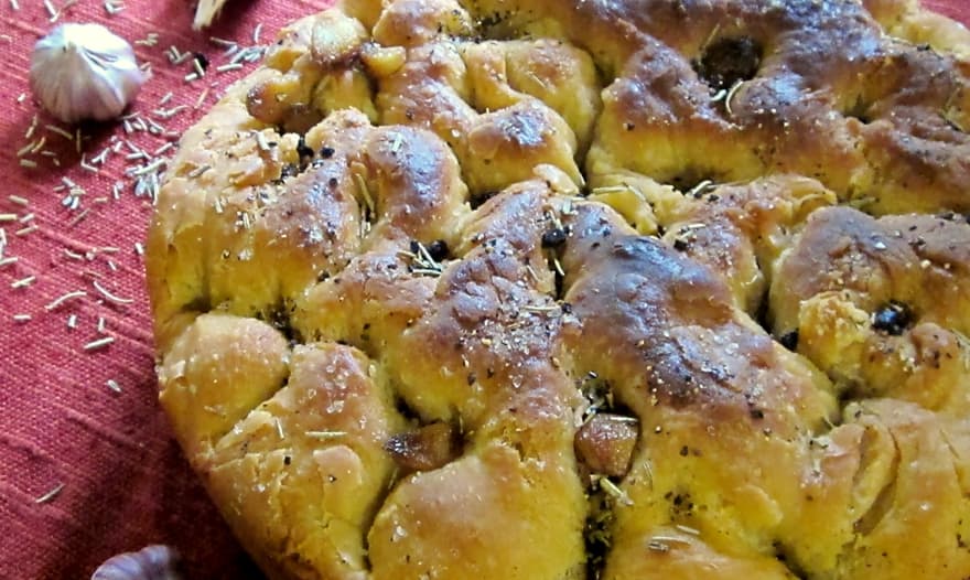 Фокачча с чесноком, розмарином и черным перцем