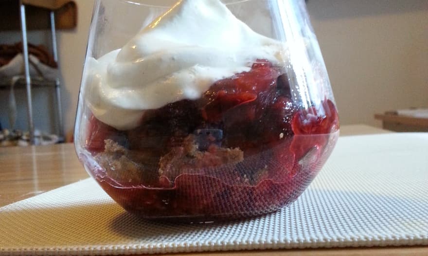 Крамбл с фруктовым соусом и сливочным кремом