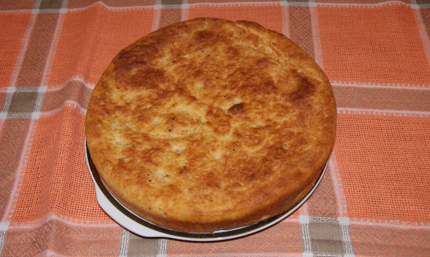 Картофельная фокачча с печеным чесноком и укропом