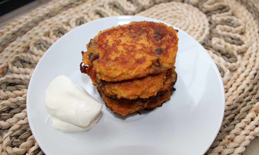 Оладьи с яблоком, морковью и черносливом          