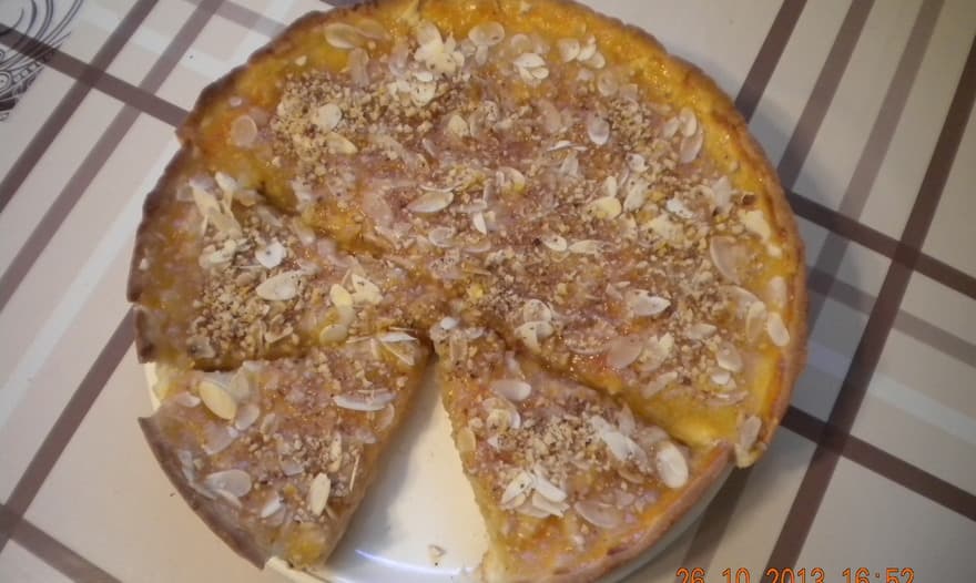 Тарт с яблоками, бананами и миндалем