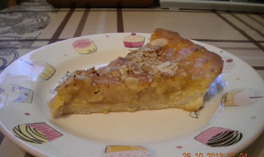 Тарт с яблоками, бананами и миндалем