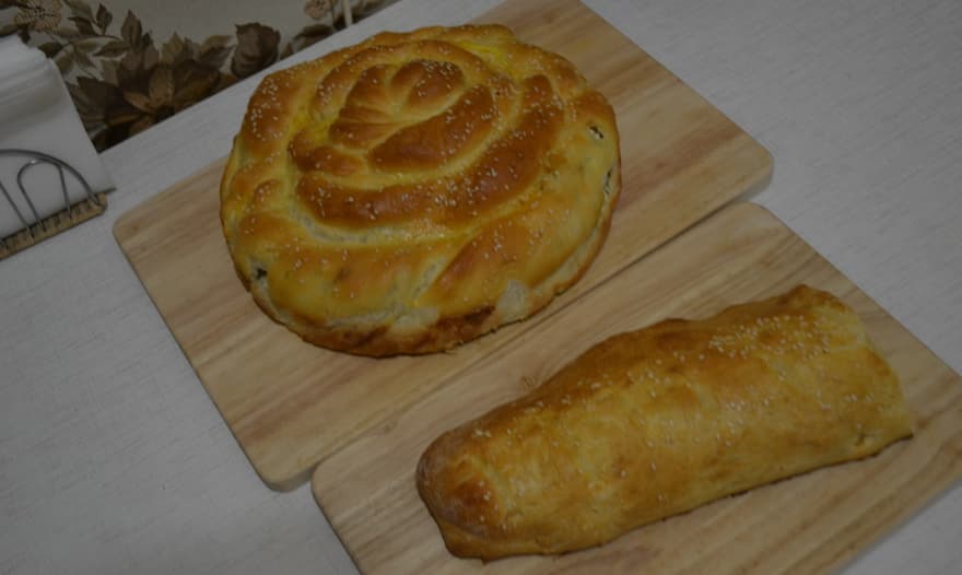 Пирог с брынзой, зеленью и маслинами