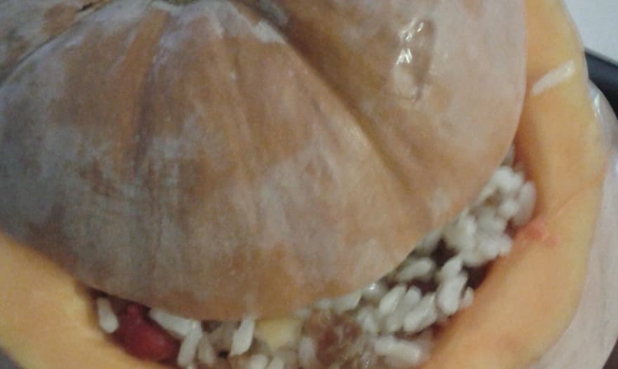 Тыква, фаршированная рисом и сухофруктами
