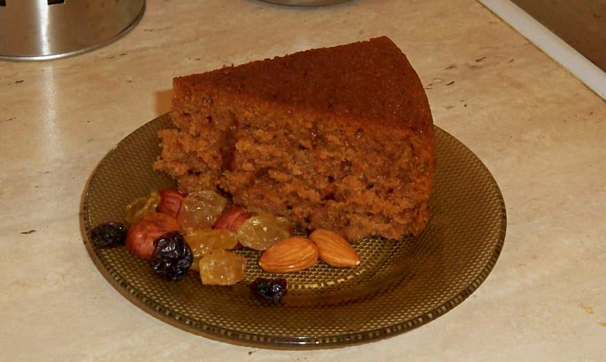 Чайная коврижка с изюмом и орехами в мультиварке