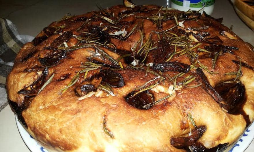 Фокачча с чесноком и розмарином