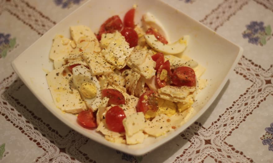 Салат с брынзой, помидорами и яйцом