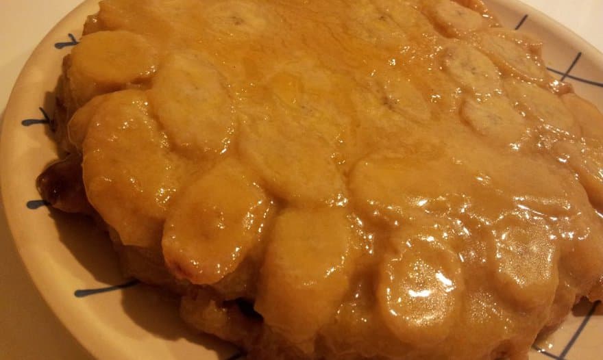 Пирог с бананами и сливочно-карамельным соусом и шоколадом
