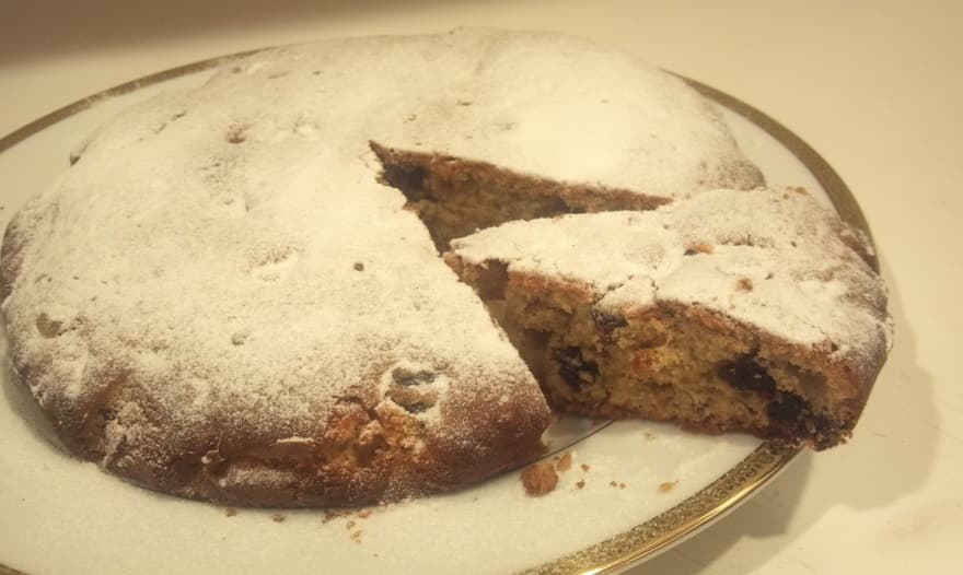 Пряный имбирный кекс с черносливом  и кленовым сиропом