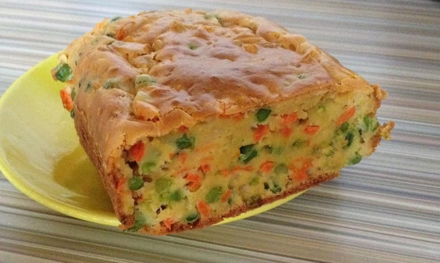 Закусочный кекс с морковью и зеленым горошком