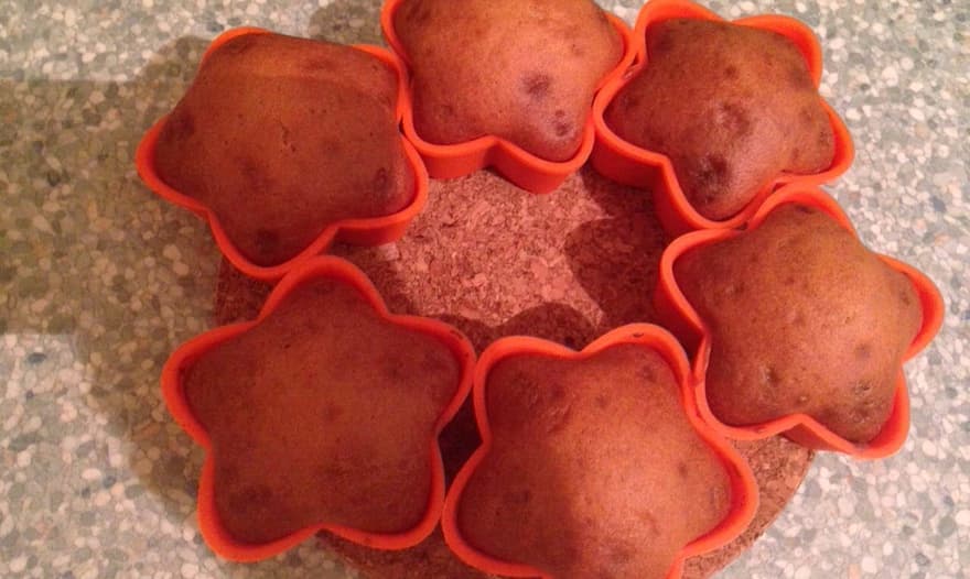 Сахарные маффины с черничным джемом 