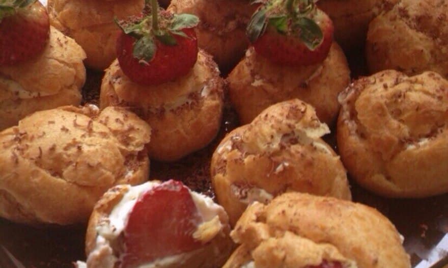 Эклеры с заварным творожным кремом и клубникой