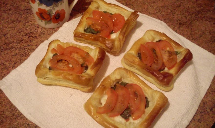 Пирожки с козьим сыром,  помидорами и базиликом