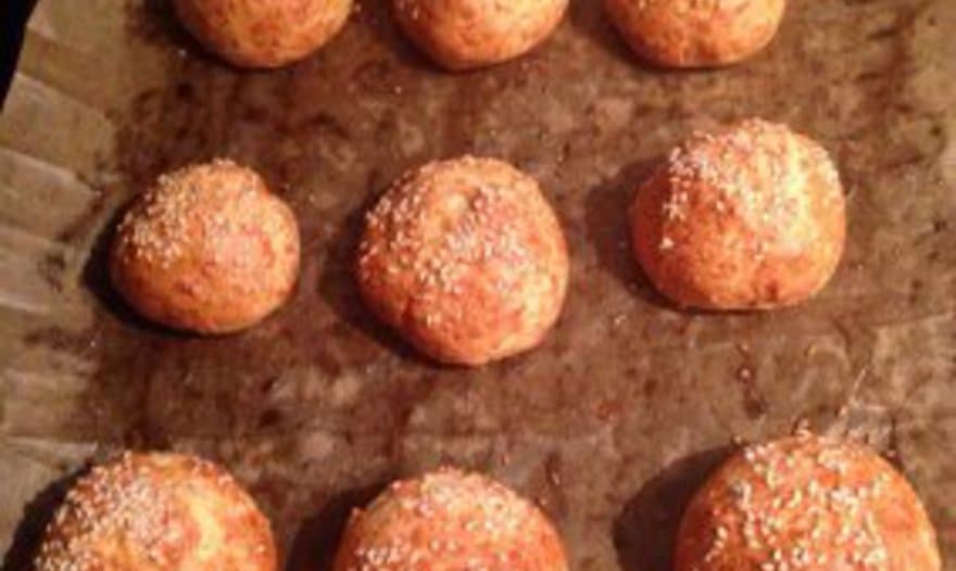 Сырные булочки с кунжутом