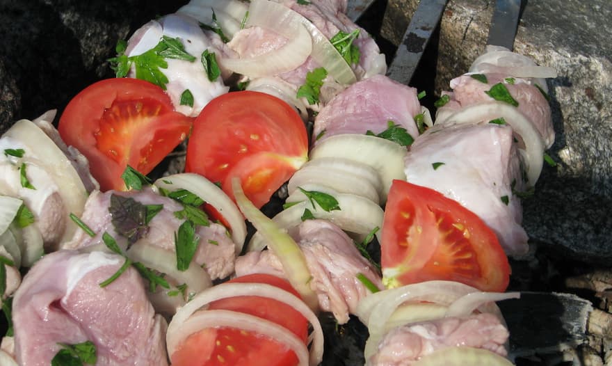 Шашлык, замаринованный с зеленью