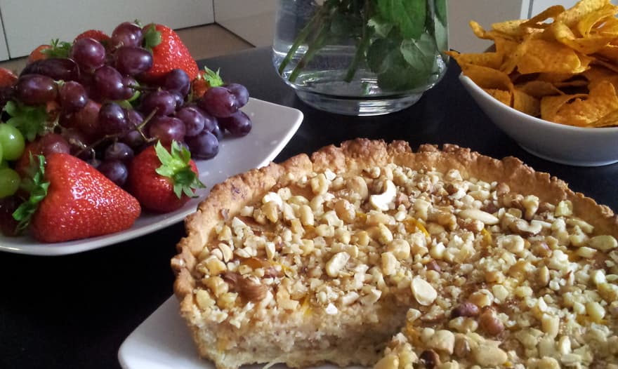Пирог с миндальным кремом, персиками и орехами