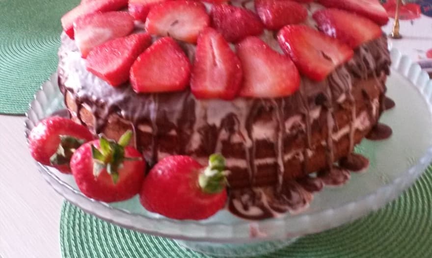 Шоколадный торт с клубникой