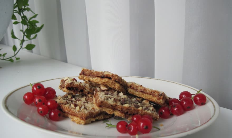 Печенье с шоколадом и орехами