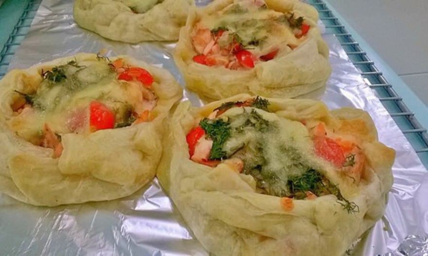 Форель с овощами в тесте